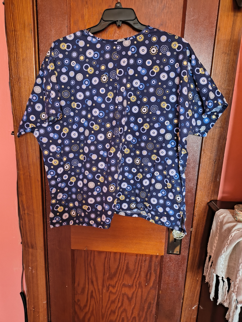 H.Q. Scrub Top 2x. Navy Floral / Circles - Picture 7 of 7
